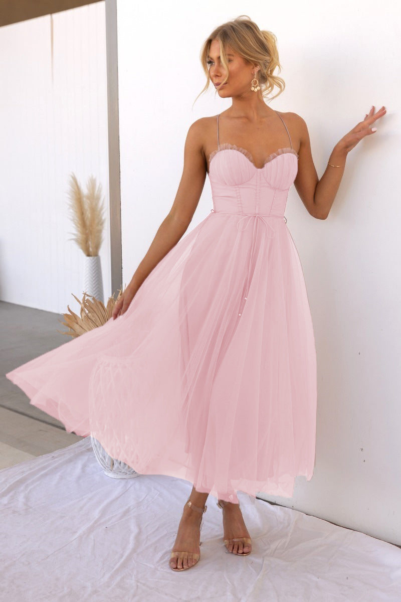 Robe maxi soirée chic en mousseline, bretelles fines, coupe cintrée.  Idéale pour les fêtes.