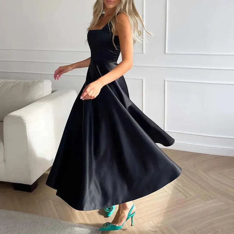 Superbe robe longue femme flatteuse, disponible en blanc, bleu ou noir. Idéale pour cocktail ou cérémonie.