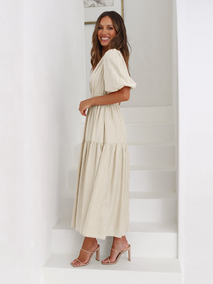 Robe élégante pour femme, coupe évasée, col V, manches bouffantes, parfaite pour soirée spéciale.
