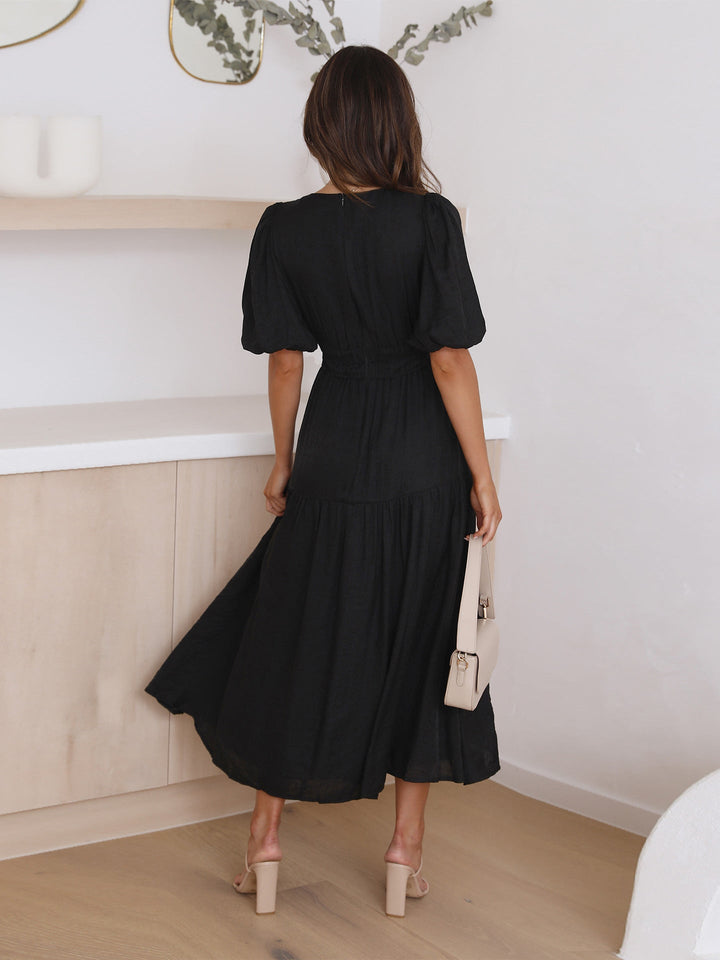 Robe maxi femme élégante, col V, manches bouffantes, style évasé, pour soirée ou mariage chic.