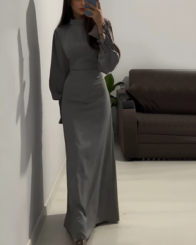 Robe longue fluide Zuri pour femme, chic et polyvalente. Parfaite pour une tenue de soirée.