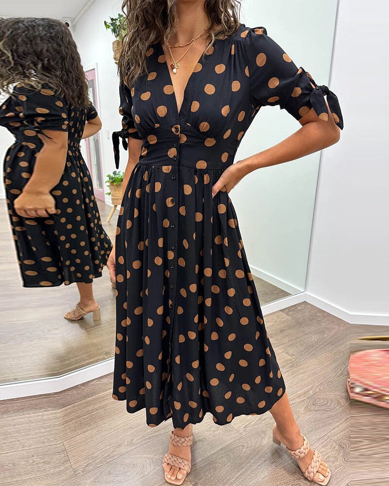 "Robe mi-longue à pois, manches nouées, coupe cintrée, imprimé rétro, parfaite pour occasions élégantes."