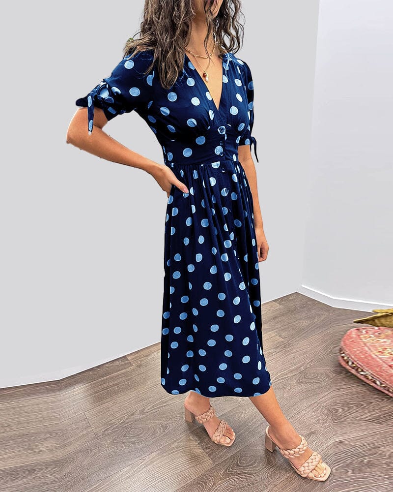 "Robe mi-longue à pois, manches nouées, coupe cintrée, imprimé rétro, parfaite pour occasions élégantes."