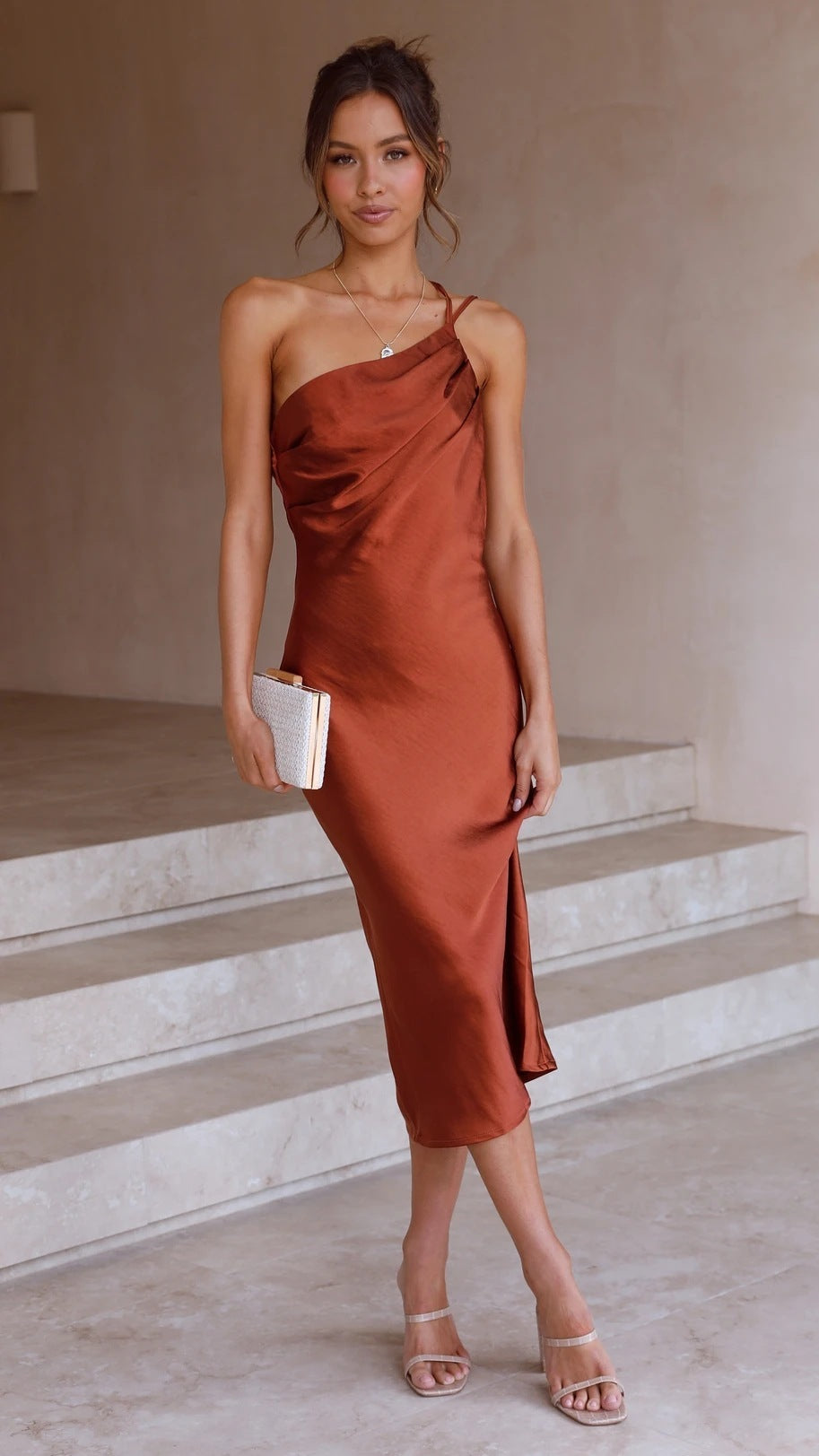 "Robe mi-longue élégante à lacets, jupe évasée, polyester doux, dos avec lacets, parfait pour soirées et événements."