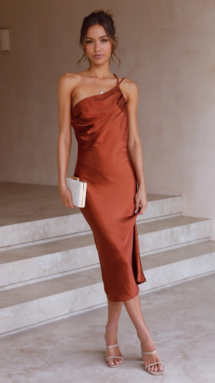 "Robe mi-longue élégante à lacets, jupe évasée, polyester doux, dos avec lacets, parfait pour soirées et événements."