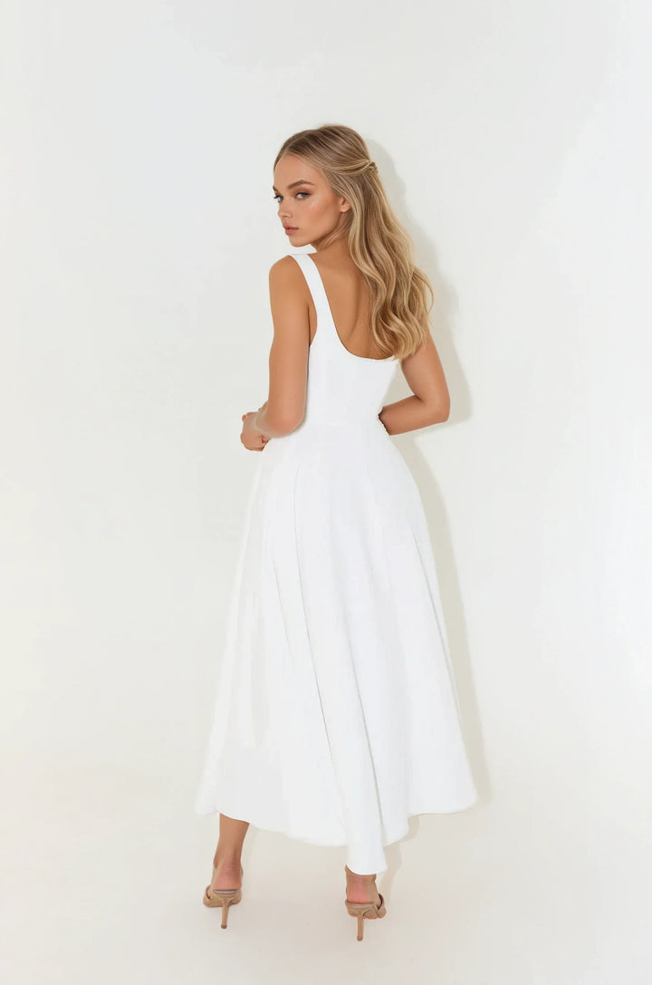 "Robe mi-longue élégante en polyester, coupe ajustée, bretelles fines ajustées, encolure carrée, parfaite soirées chic."