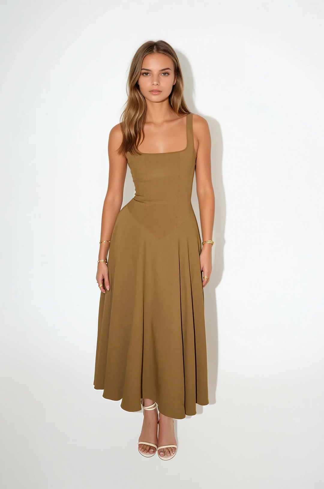 "Robe mi-longue élégante en polyester, coupe ajustée, bretelles fines ajustées, encolure carrée, parfaite soirées chic."