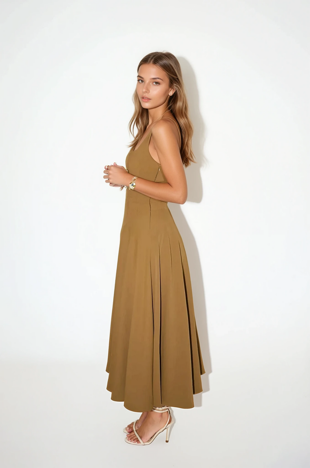 "Robe mi-longue élégante en polyester, coupe ajustée, bretelles fines ajustées, encolure carrée, parfaite soirées chic."