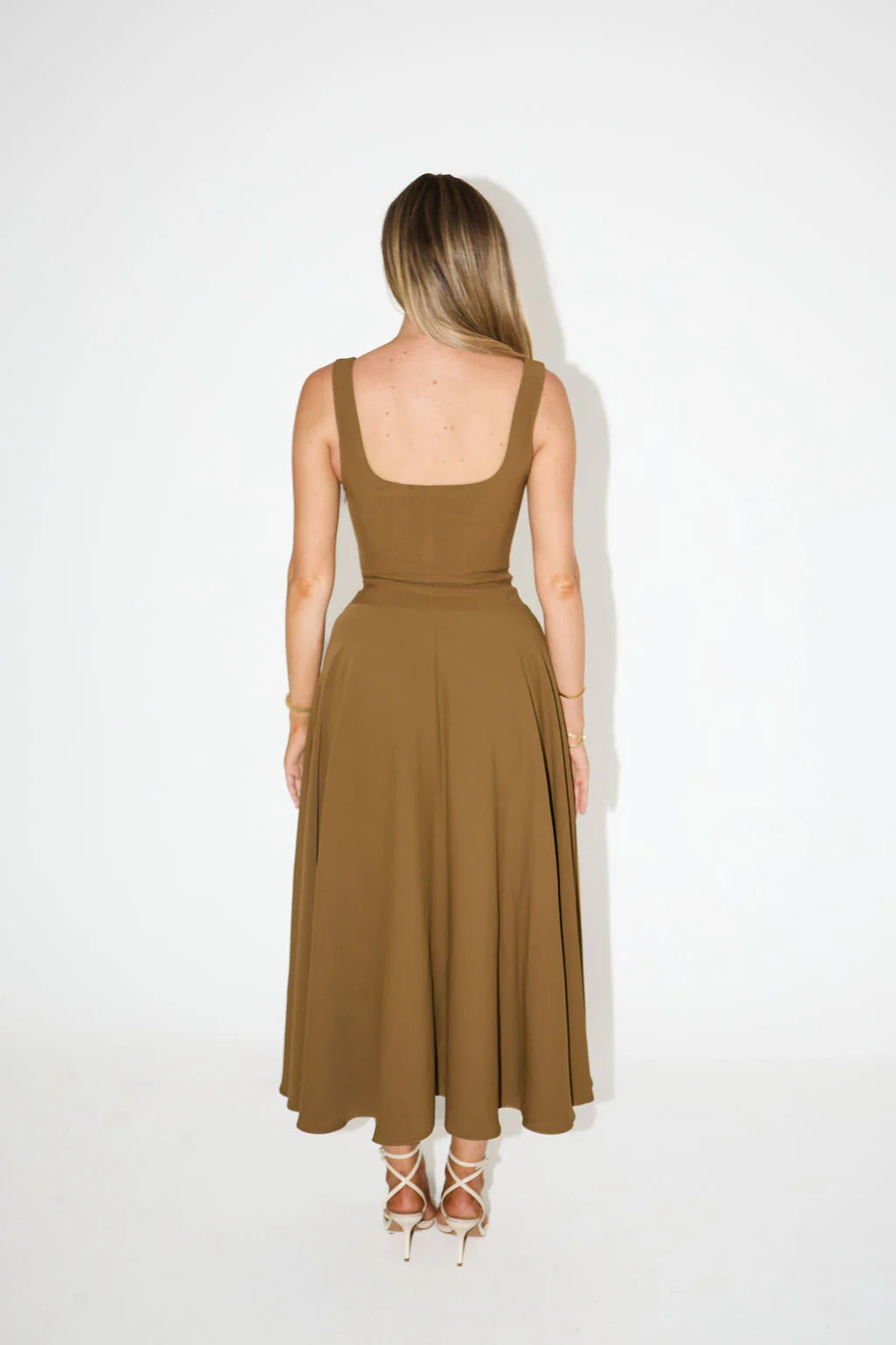 "Robe mi-longue élégante en polyester, coupe ajustée, bretelles fines ajustées, encolure carrée, parfaite soirées chic."