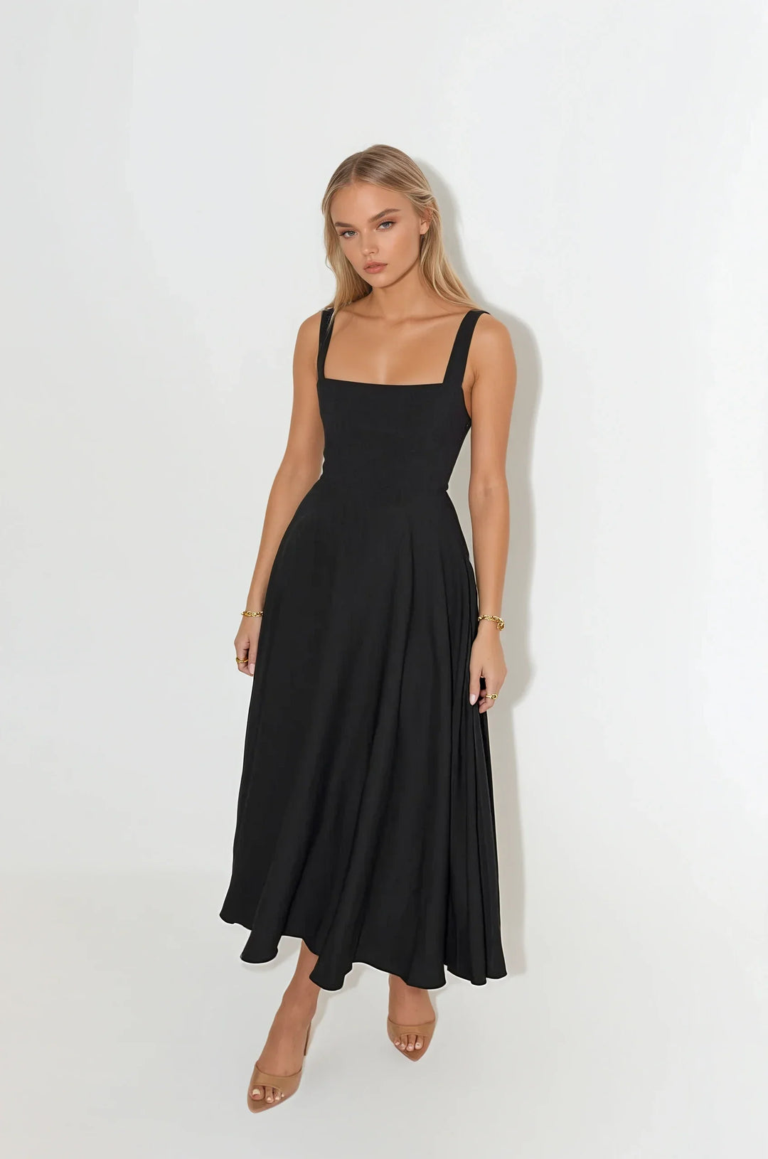 "Robe mi-longue élégante en polyester, coupe ajustée, bretelles fines ajustées, encolure carrée, parfaite soirées chic."