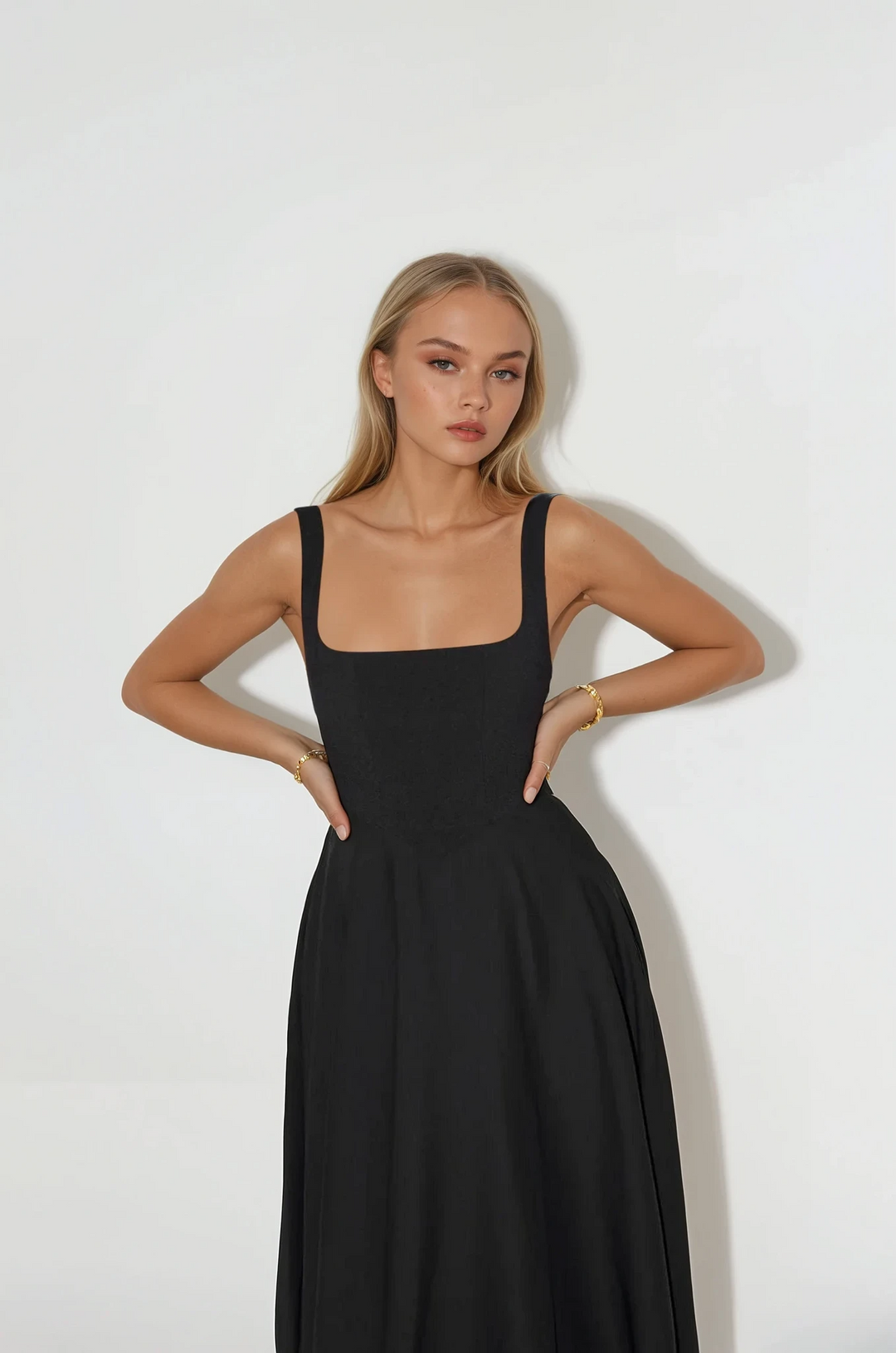"Robe mi-longue élégante en polyester, coupe ajustée, bretelles fines ajustées, encolure carrée, parfaite soirées chic."