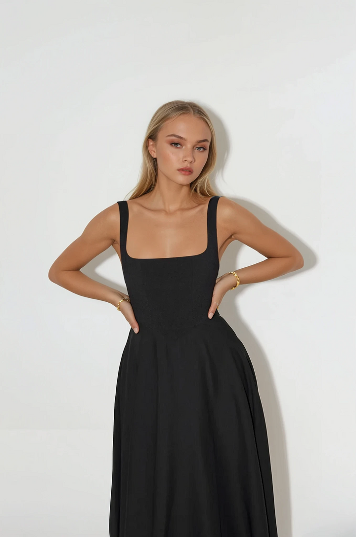 "Robe mi-longue élégante en polyester, coupe ajustée, bretelles fines ajustées, encolure carrée, parfaite soirées chic."