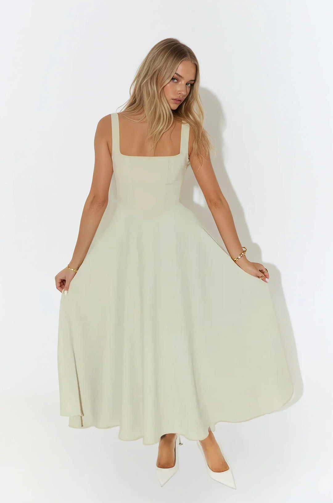 "Robe mi-longue élégante en polyester, coupe ajustée, bretelles fines ajustées, encolure carrée, parfaite soirées chic."