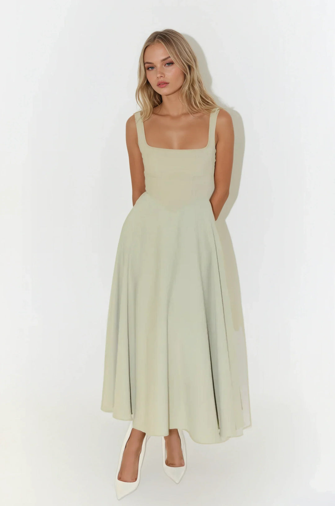 "Robe mi-longue élégante en polyester, coupe ajustée, bretelles fines ajustées, encolure carrée, parfaite soirées chic."