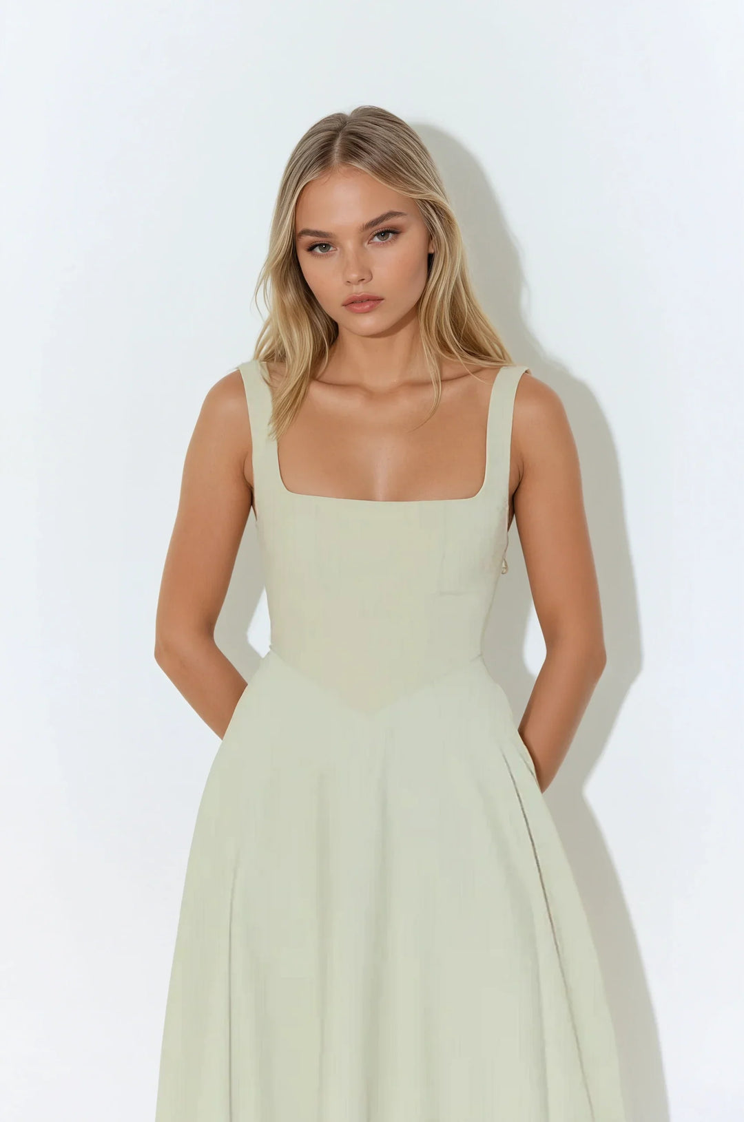"Robe mi-longue élégante en polyester, coupe ajustée, bretelles fines ajustées, encolure carrée, parfaite soirées chic."