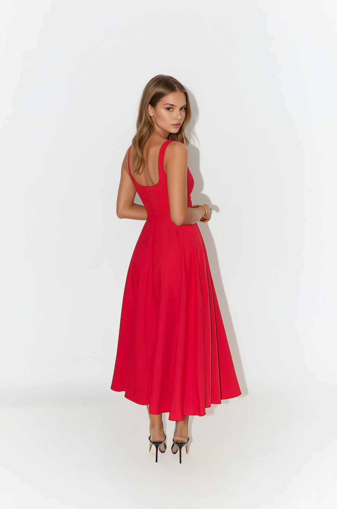 "Robe mi-longue élégante en polyester, coupe ajustée, bretelles fines ajustées, encolure carrée, parfaite soirées chic."