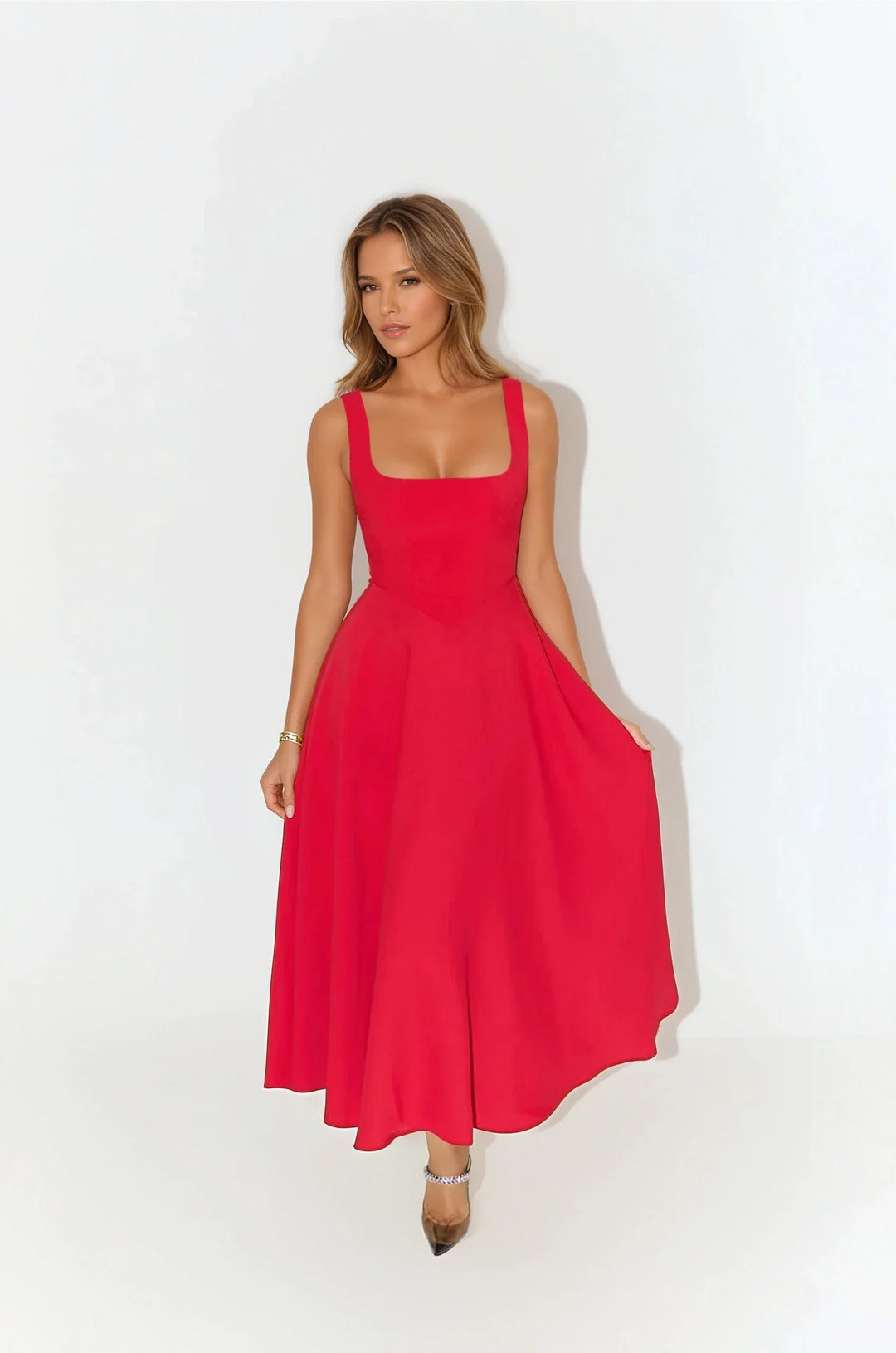 "Robe mi-longue élégante en polyester, coupe ajustée, bretelles fines ajustées, encolure carrée, parfaite soirées chic."
