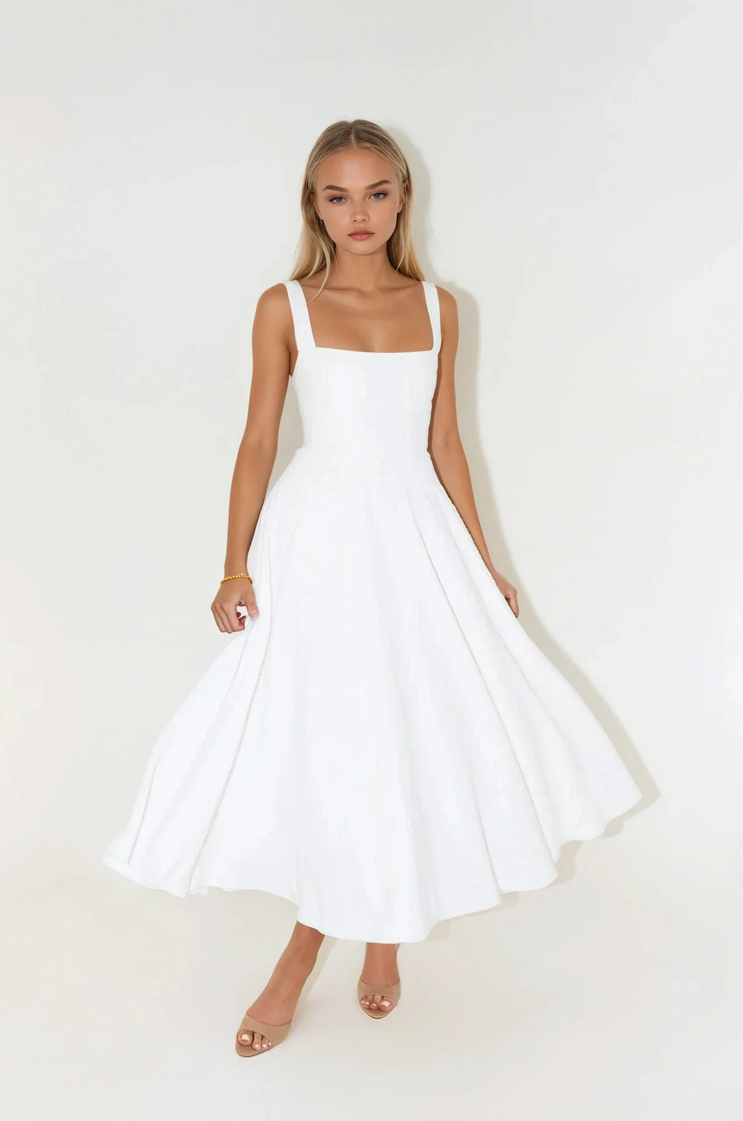 "Robe mi-longue élégante en polyester, coupe ajustée, bretelles fines ajustées, encolure carrée, parfaite soirées chic."