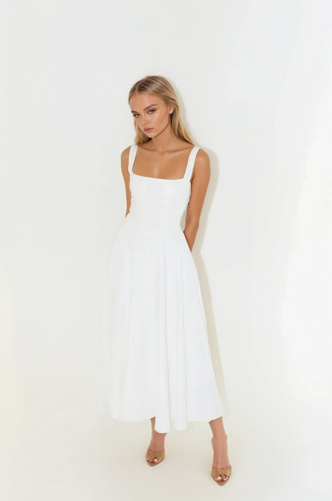 "Robe mi-longue élégante en polyester, coupe ajustée, bretelles fines ajustées, encolure carrée, parfaite soirées chic."