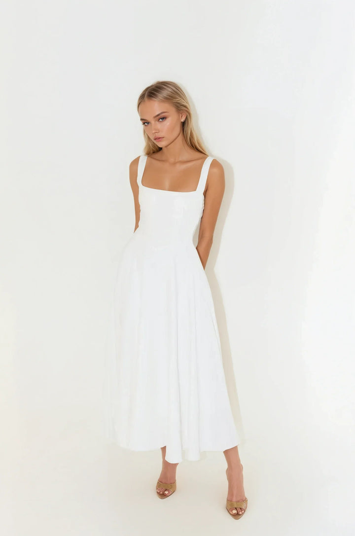 "Robe mi-longue élégante en polyester, coupe ajustée, bretelles fines ajustées, encolure carrée, parfaite soirées chic."