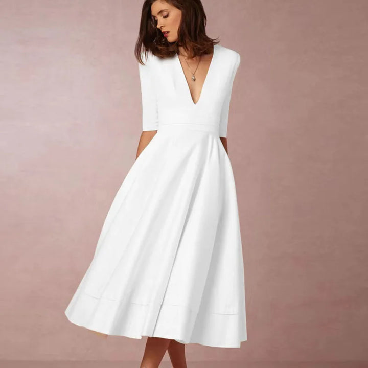 Robe midi A-ligne élégante, décolleté V, tissu luxueux.  Coupe flatteuse et confortable.