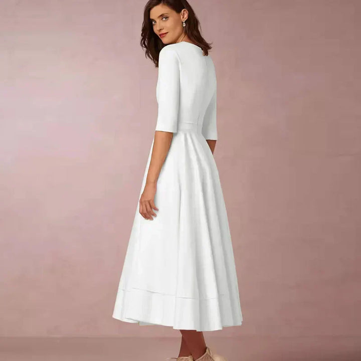 Robe midi A-ligne élégante, décolleté V, tissu luxueux.  Coupe flatteuse et confortable.