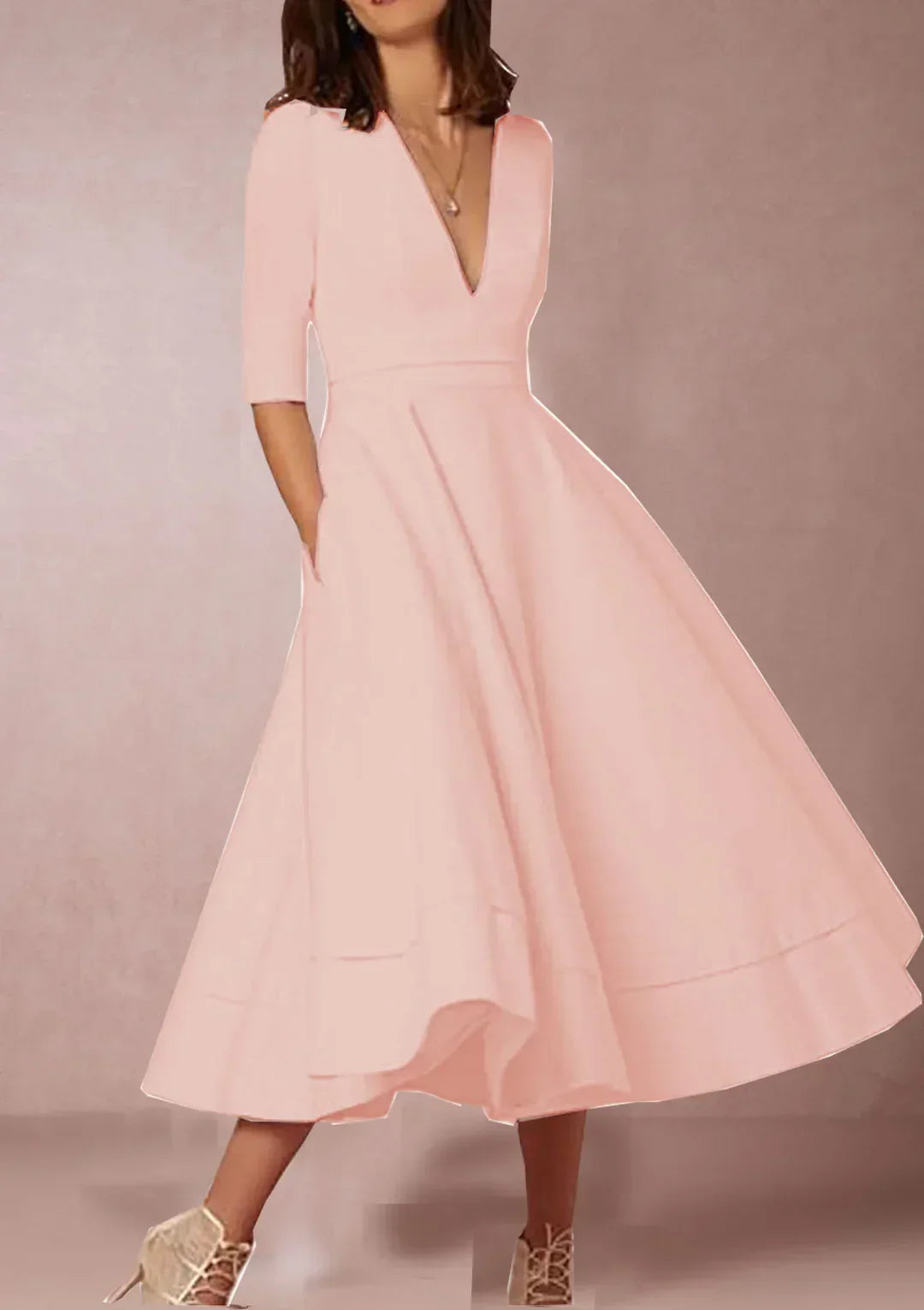 Robe midi A-ligne élégante, décolleté V, tissu luxueux.  Coupe flatteuse et confortable.