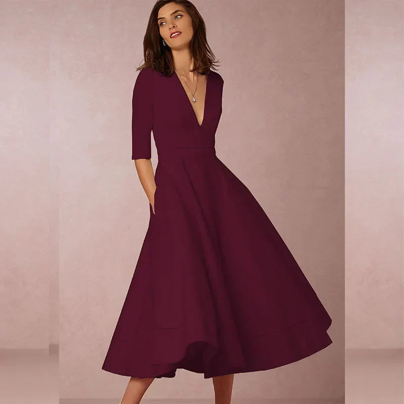 Robe midi A-ligne élégante, décolleté V, tissu luxueux.  Coupe flatteuse et confortable.