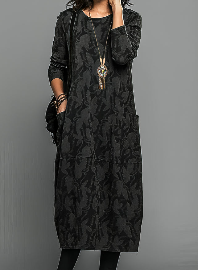 Mannequin portant une robe midi ample femme, style décontracté chic, confortable pour la mode quotidienne.