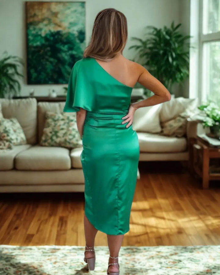 Robe midi asymétrique drapé élégant. Coupe fluide et moderne.  Idéale pour toutes occasions.