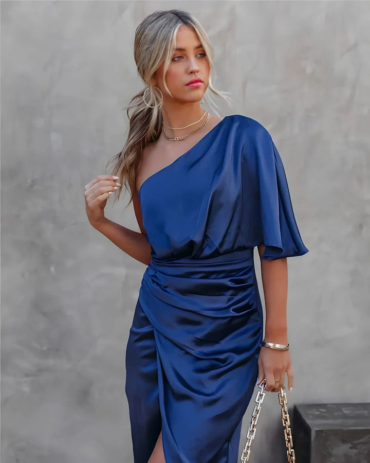 Robe midi asymétrique drapé élégant. Coupe fluide et moderne.  Idéale pour toutes occasions.
