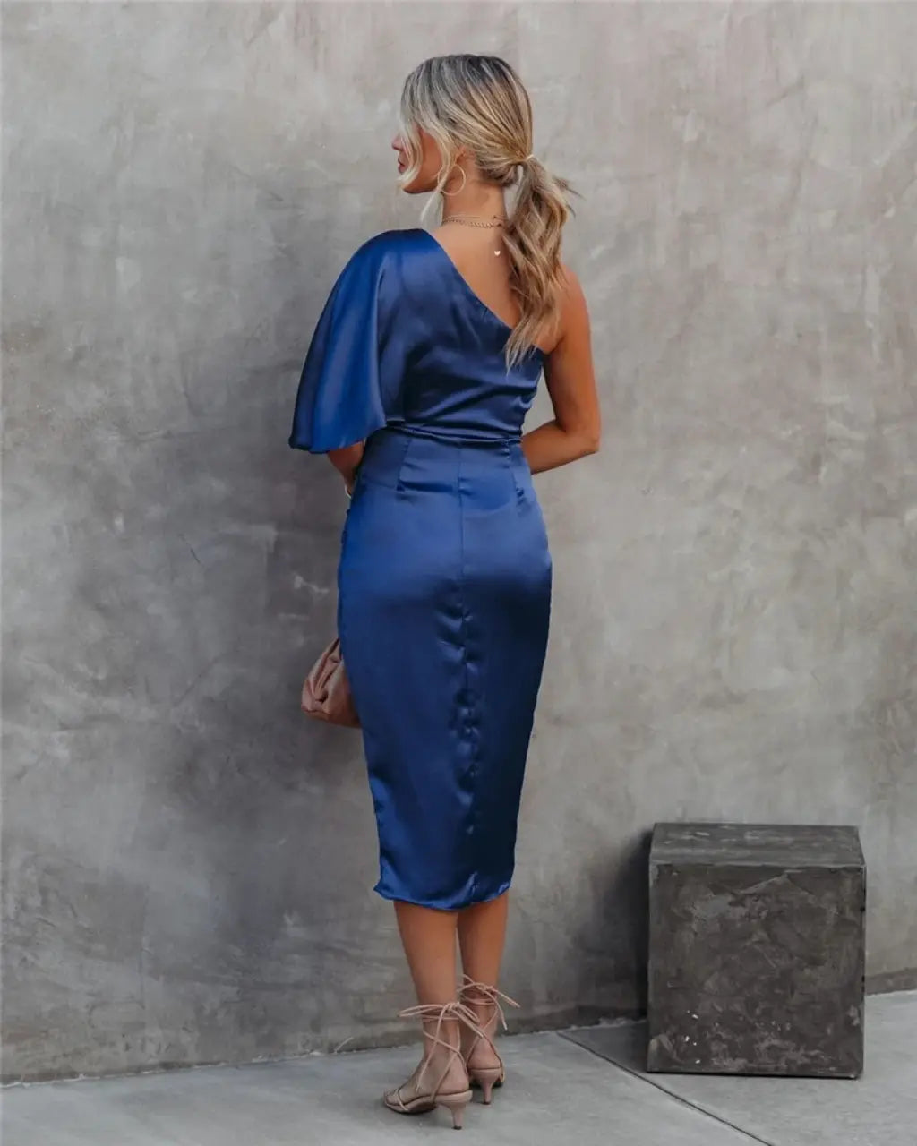 Robe midi asymétrique drapé élégant. Coupe fluide et moderne.  Idéale pour toutes occasions.