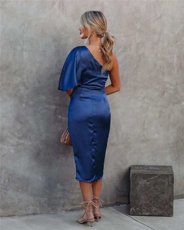 Robe midi asymétrique drapé élégant. Coupe fluide et moderne.  Idéale pour toutes occasions.