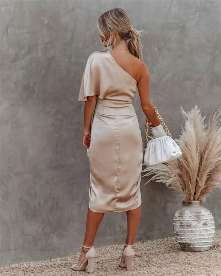Robe midi asymétrique drapé élégant. Coupe fluide et moderne.  Idéale pour toutes occasions.