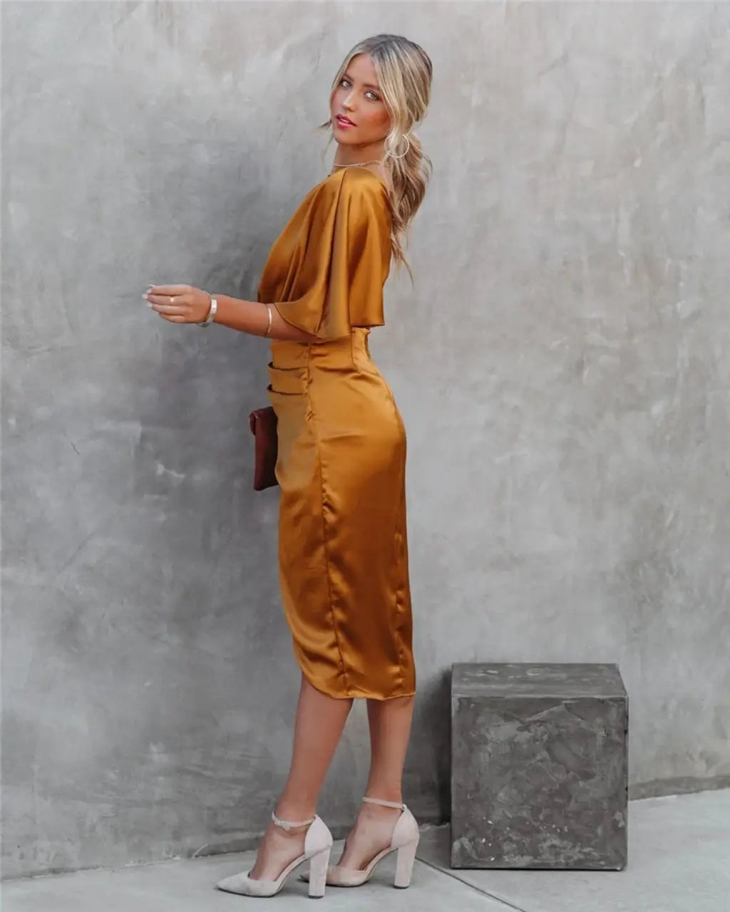 Robe midi asymétrique drapé élégant. Coupe fluide et moderne.  Idéale pour toutes occasions.