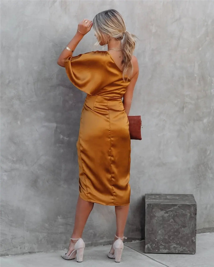 Robe midi asymétrique drapé élégant. Coupe fluide et moderne.  Idéale pour toutes occasions.