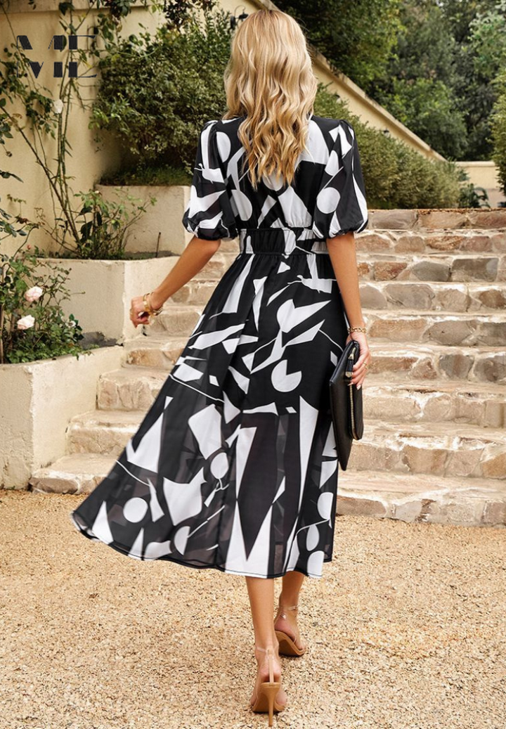 Robe femme colorée, longueur midi, imprimé abstrait moderne, col V chic.