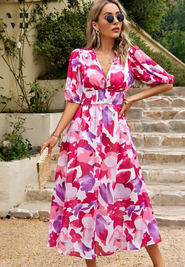 Robe d'été midi femme, motif abstrait vibrant, col V, style bohème chic.