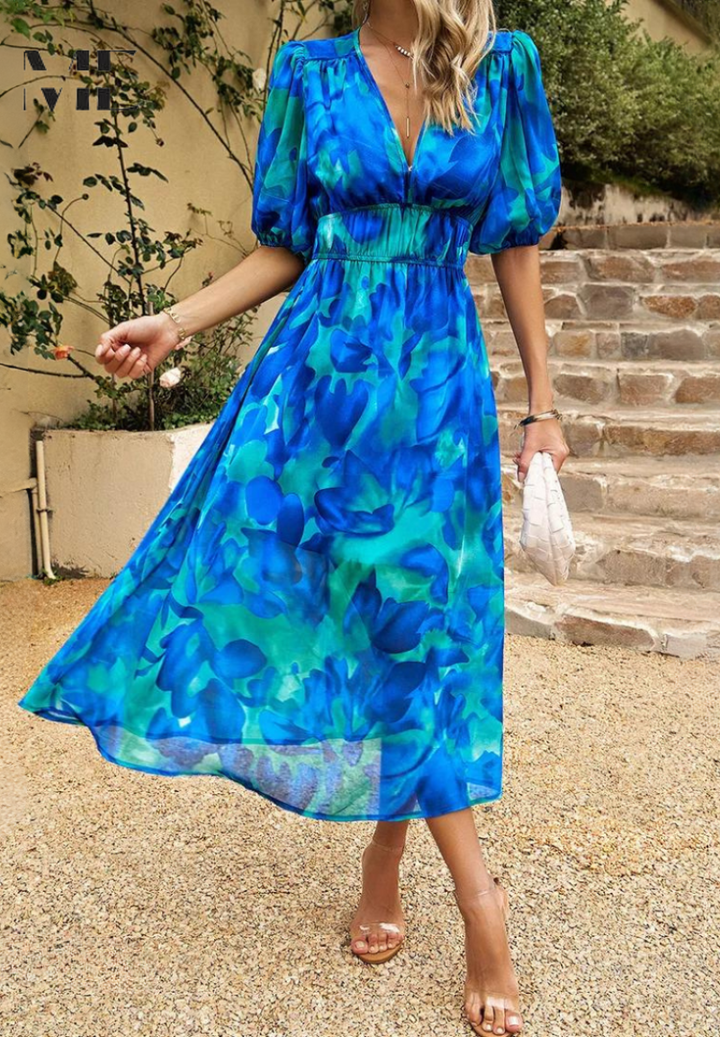 Robe femme col V, coupe midi, style bohème avec un imprimé abstrait artistique.