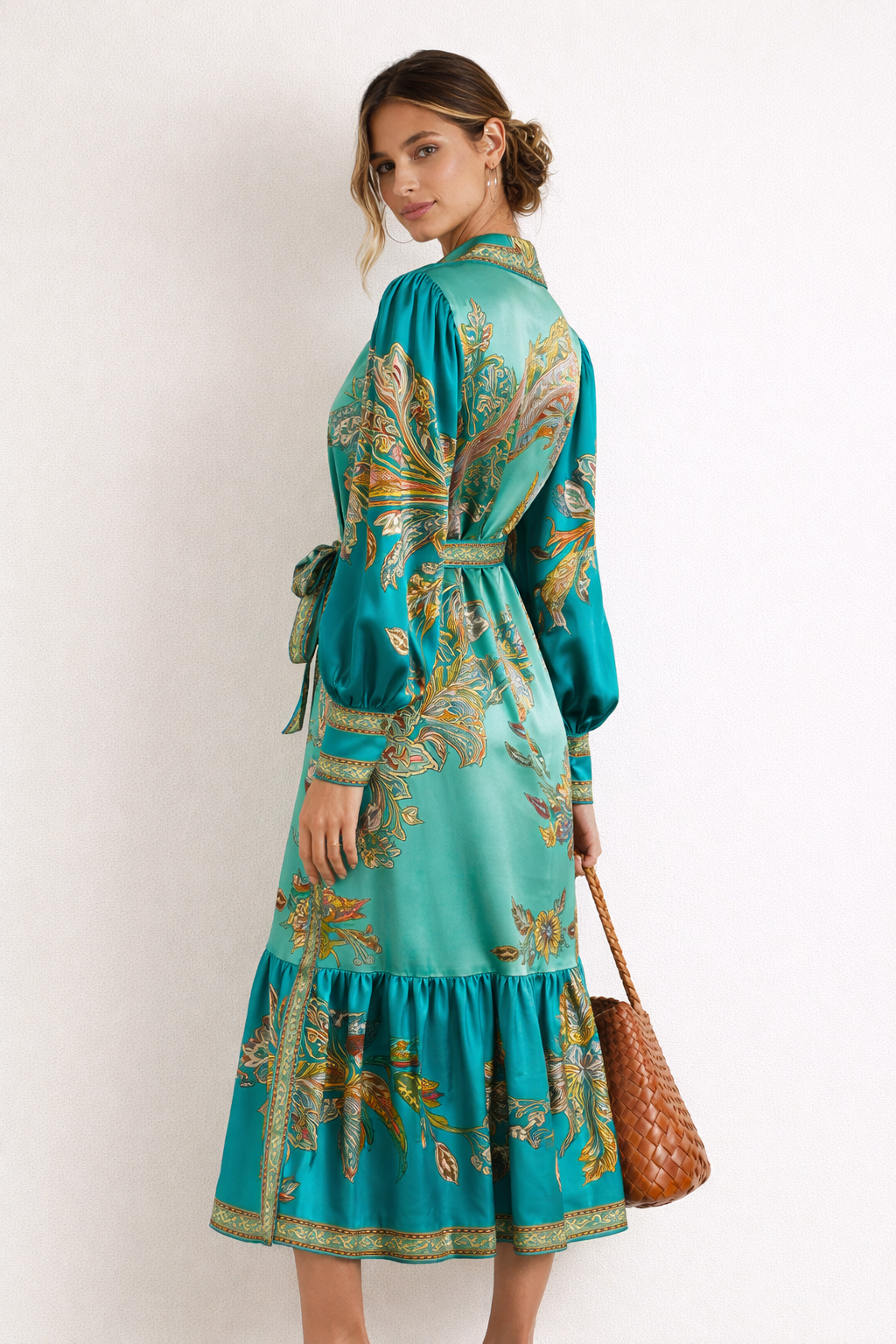 Élégante robe midi bohème fluide pour femme, motifs imprimés et volants. Parfaite pour un look décontracté chic en été.