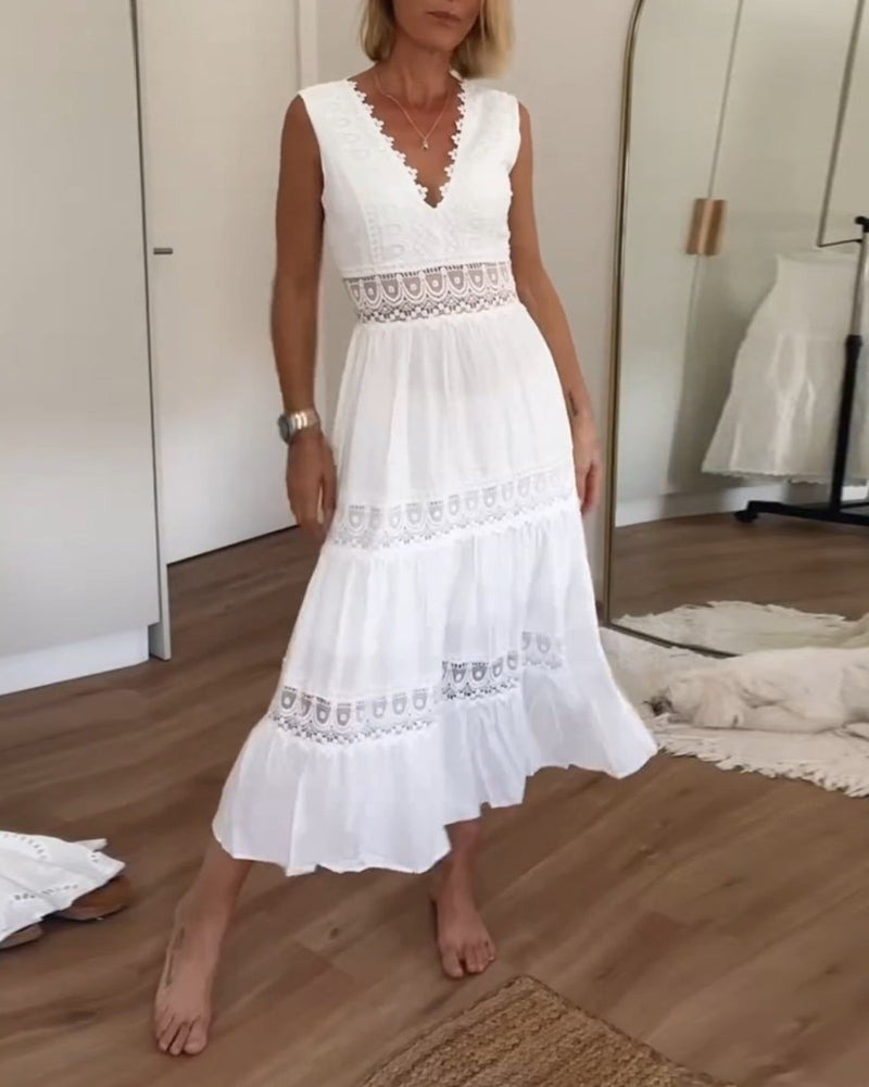 Robe midi bohème romantique, dentelle délicate, volants fluides, col V, disponible en Blanc et Noir.