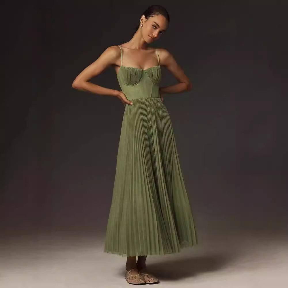 "Robe midi bustier vert plissé en tulle, coupe fluide, bretelles fines, vue de face, élégance féminine."