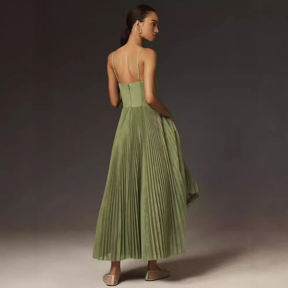 "Robe midi bustier vert plissé en tulle, coupe fluide, bretelles fines, vue de face, élégance féminine."