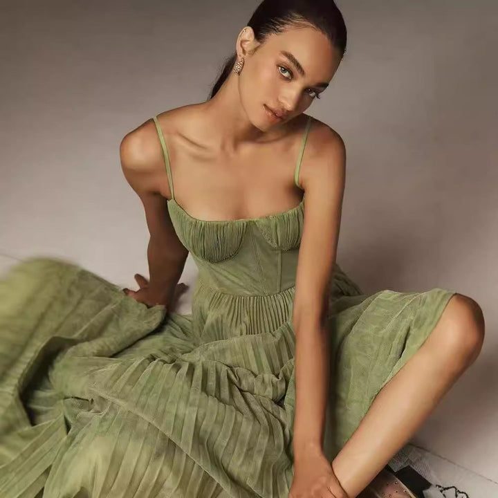 "Robe midi bustier vert plissé en tulle, coupe fluide, bretelles fines, vue de face, élégance féminine."