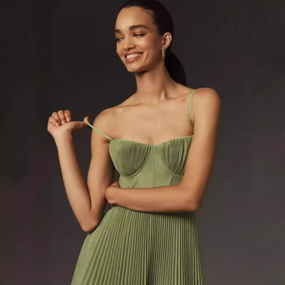 "Robe midi bustier vert plissé en tulle, coupe fluide, bretelles fines, vue de face, élégance féminine."