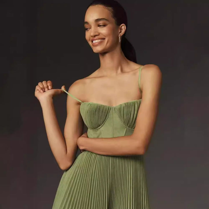 "Robe midi bustier vert plissé en tulle, coupe fluide, bretelles fines, vue de face, élégance féminine."
