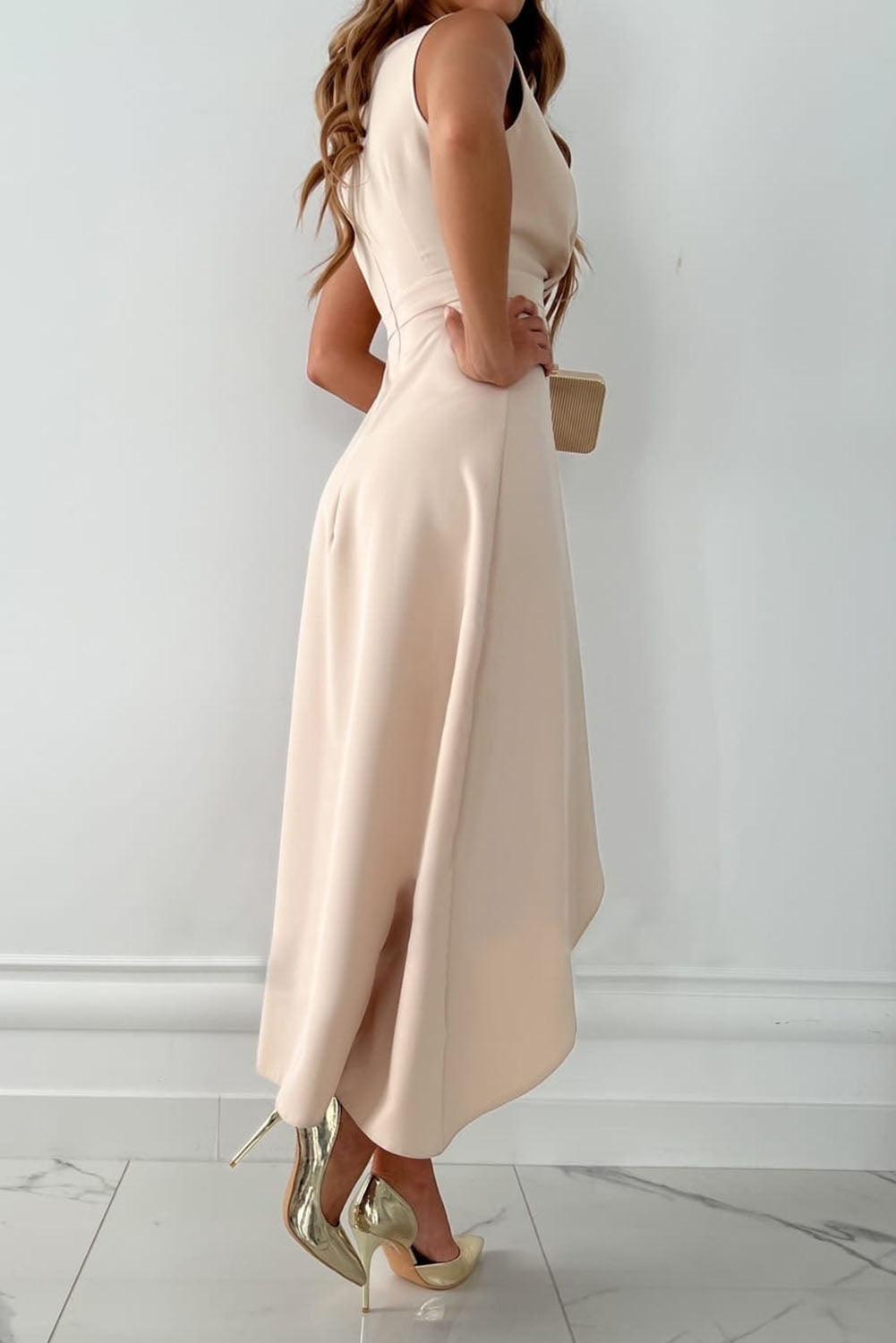 Robe midi femme beige chic, coupe cache-cœur, col V asymétrique élégant. Tenue polyvalente pour l'été ou cocktail.