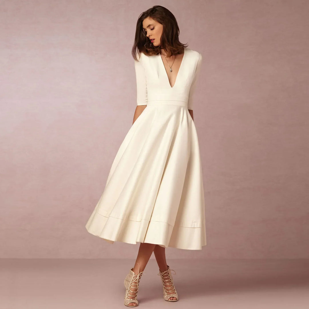 Robe midi cintrée femme élégante pour soirée ou bureau, style moderne et féminin.