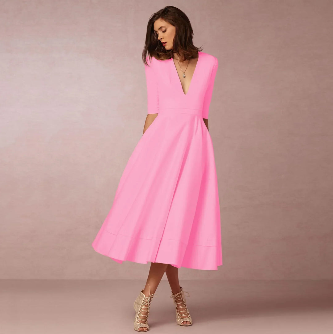 Robe féminine cintrée, col rond, longueur midi, parfaite pour un look élégant et moderne.