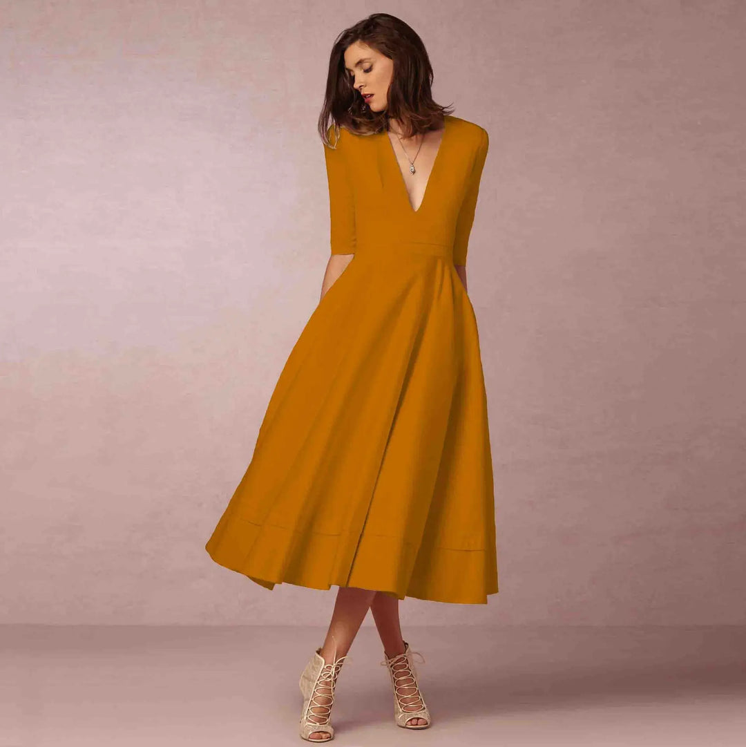 Robe cintrée mode femme, col rond, longueur midi, parfaite pour toute occasion chic.
